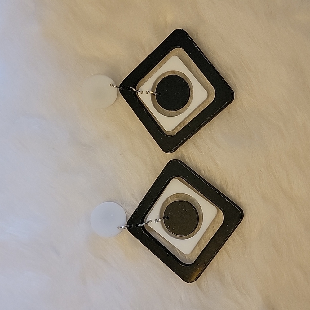 Black and white acrylic earrings - Picture 4 of 4